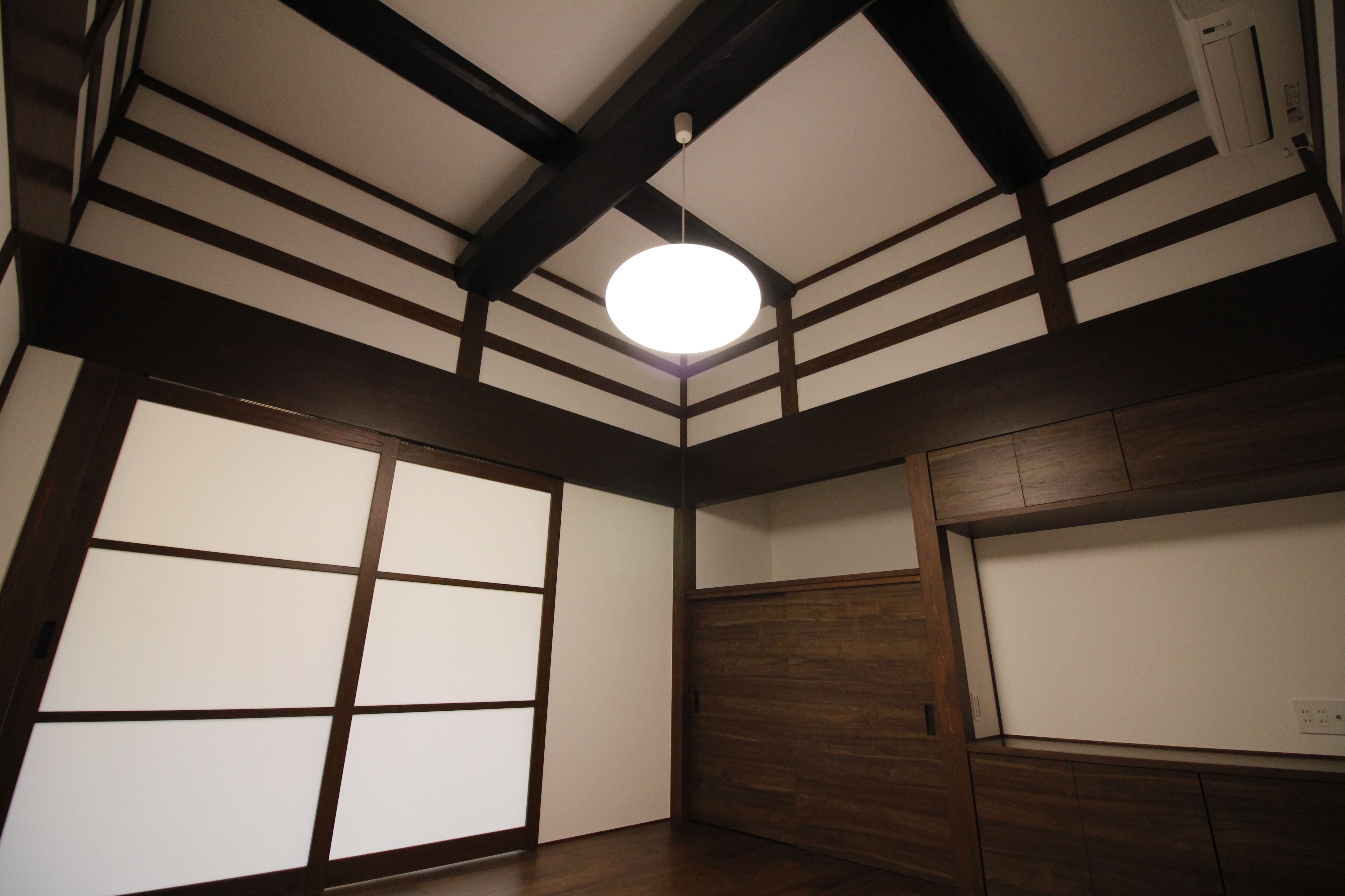 旧宅の「枠の内」を再利用し、格式とくつろぎを両立させた応接の間