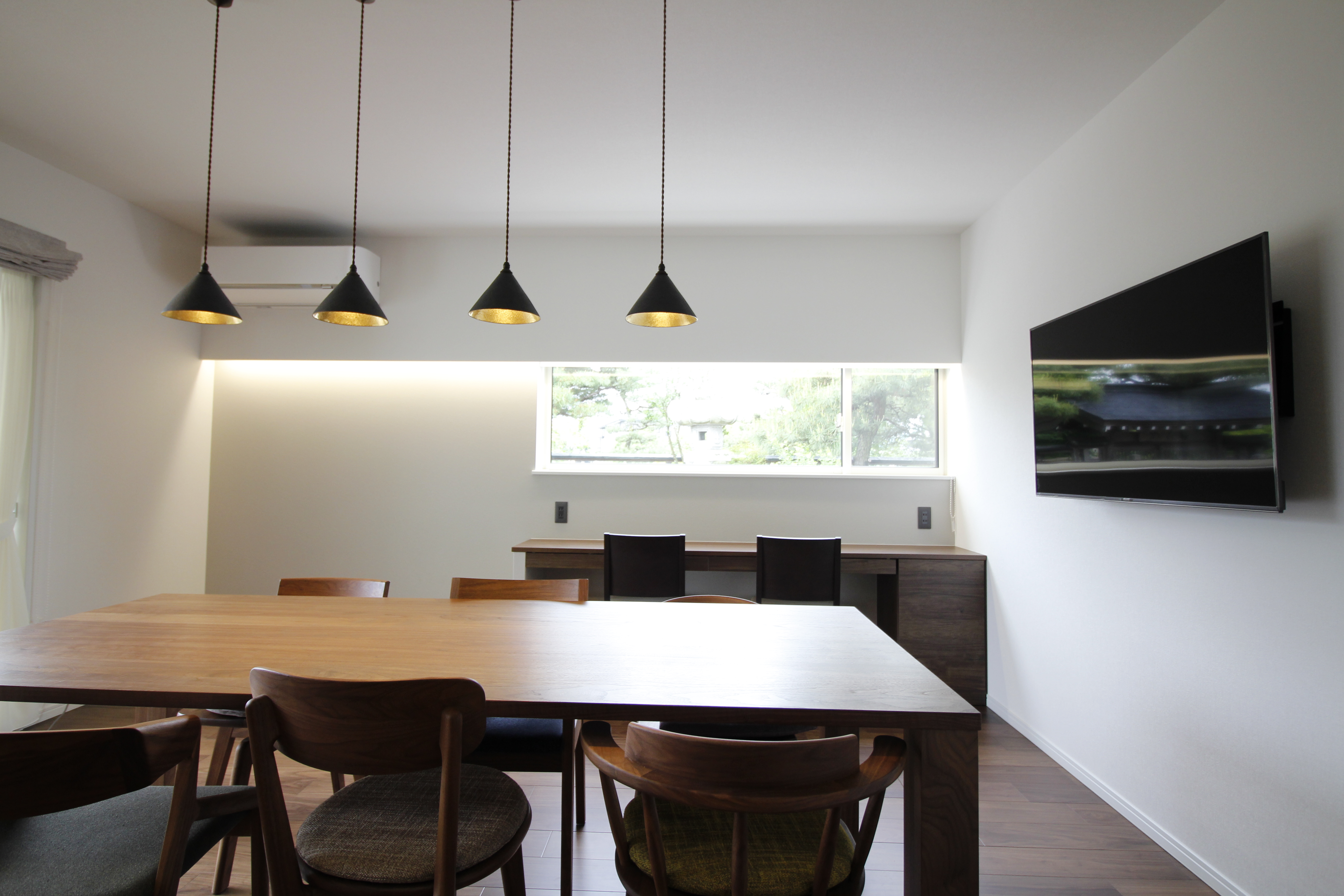 モダンな照明で落ち着きのあるダイニング