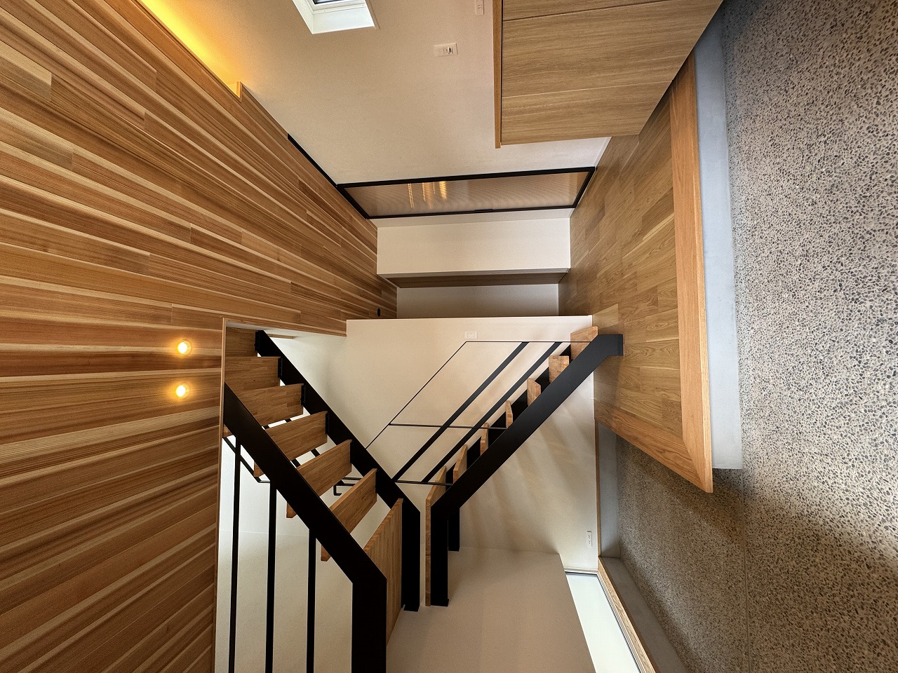 家族でくつろぐシックモダンな家