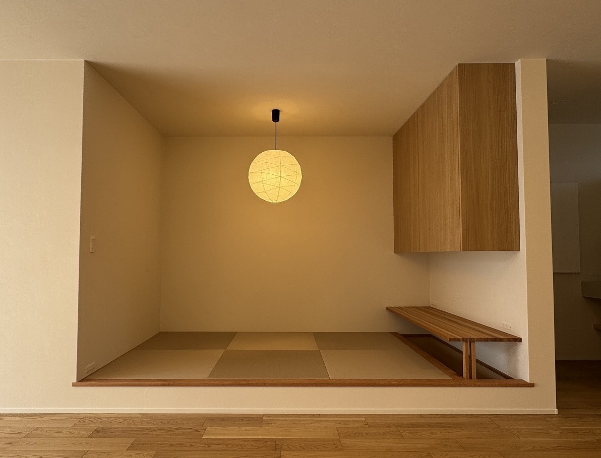 家族でくつろぐシックモダンな家