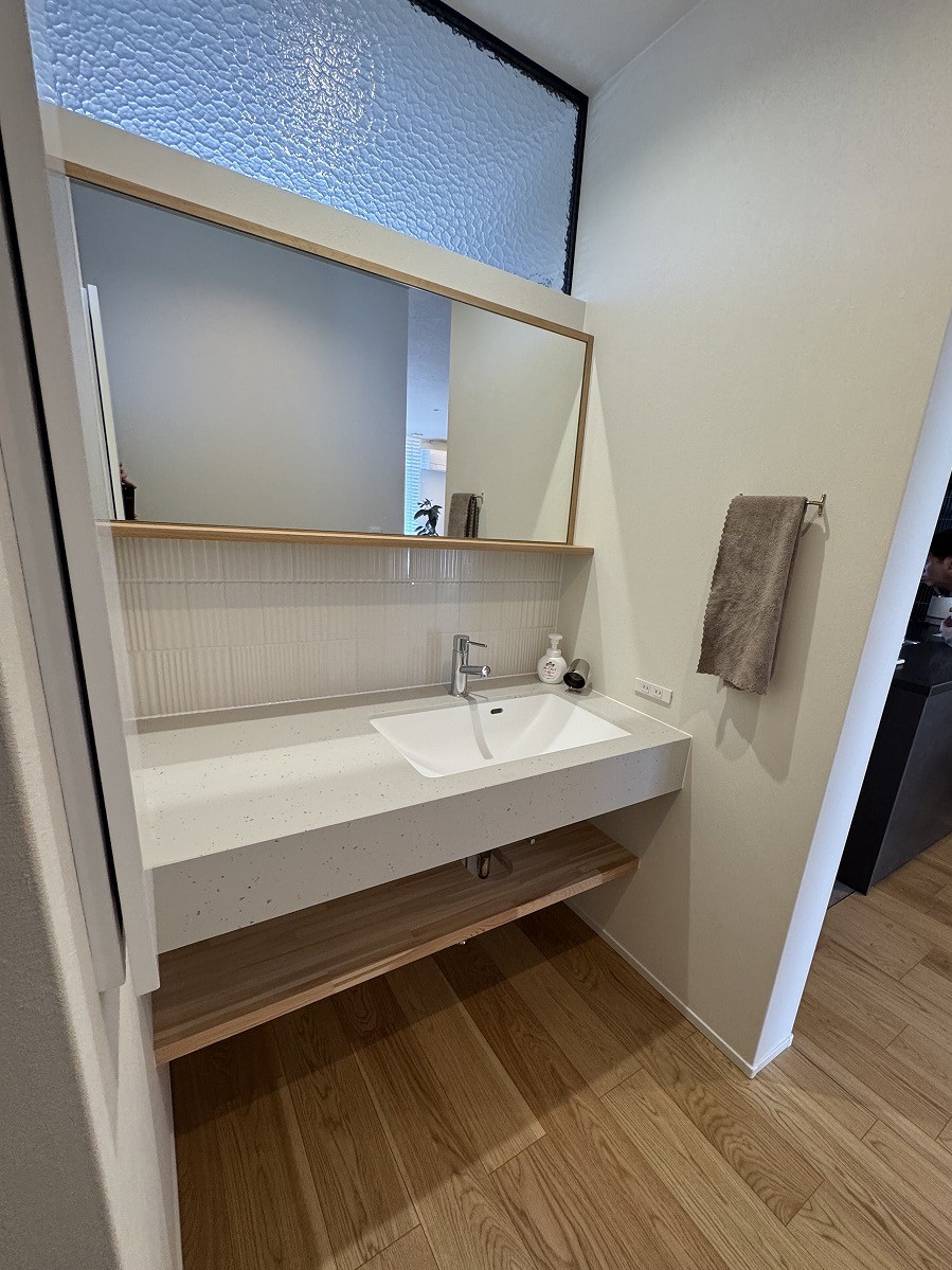 家族でくつろぐシックモダンな家