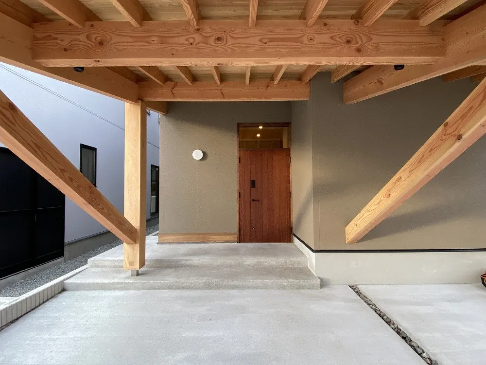 閑静な住宅街に存在感を漂わせる木の家