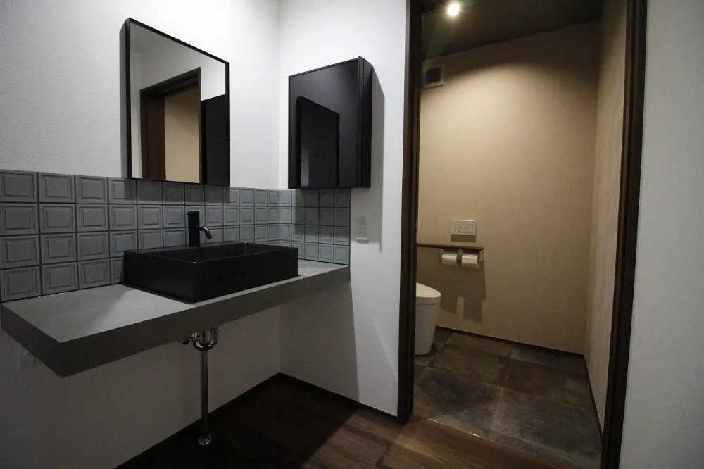 ダークトーンで統一された洗面スペース