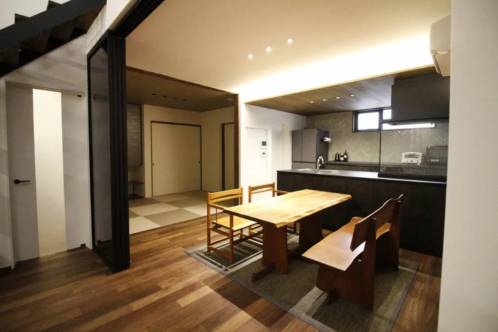 落ち着いたトーンのダイニングキッチン
