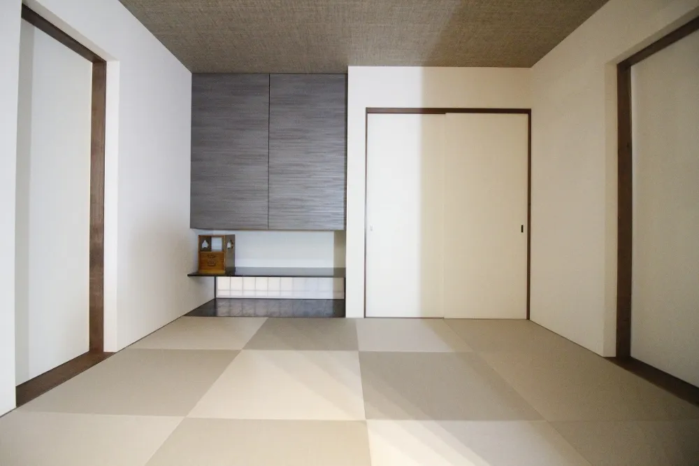 ダイニングの隣に書斎スペースを兼ねた和室