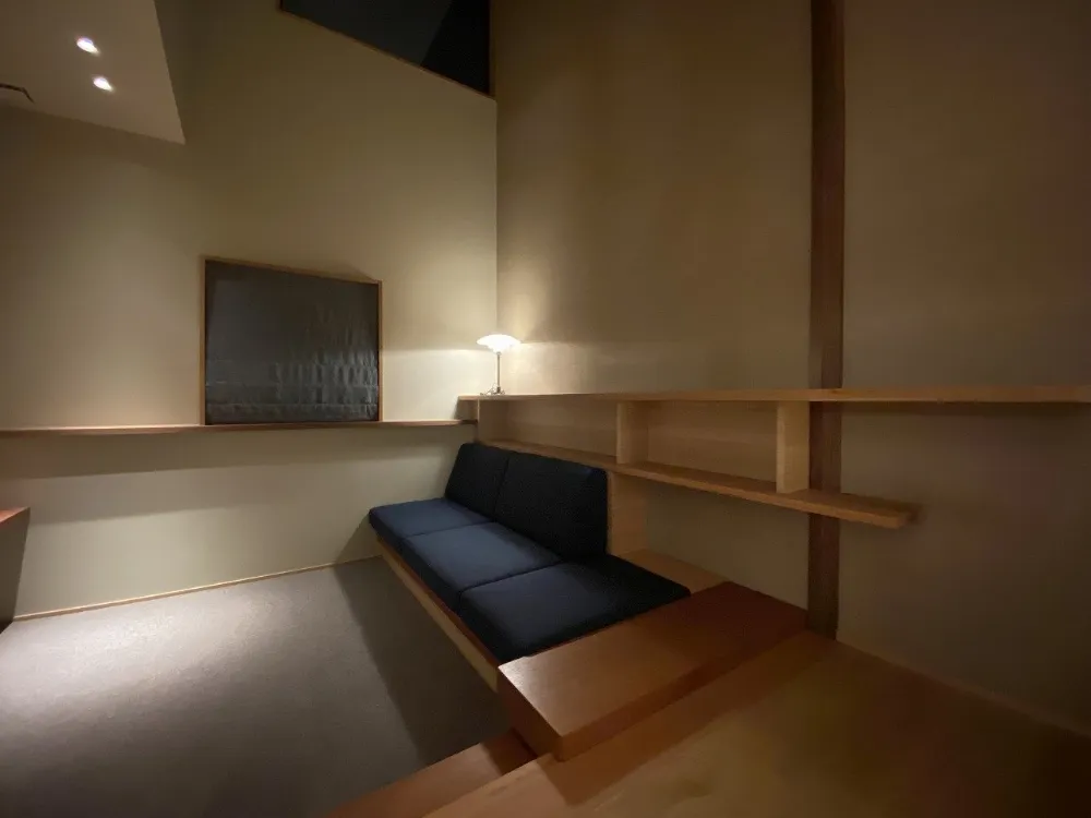 閑静な住宅街に存在感を漂わせる木の家