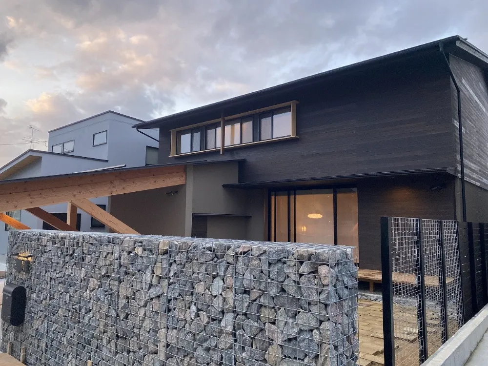 閑静な住宅街に存在感を漂わせる木の家