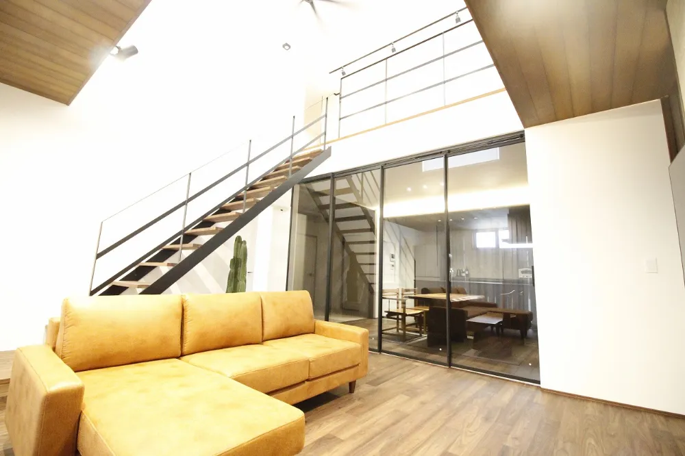 リビングとダイニングはガラスパーテーションで圧迫感無く仕切ることができます。