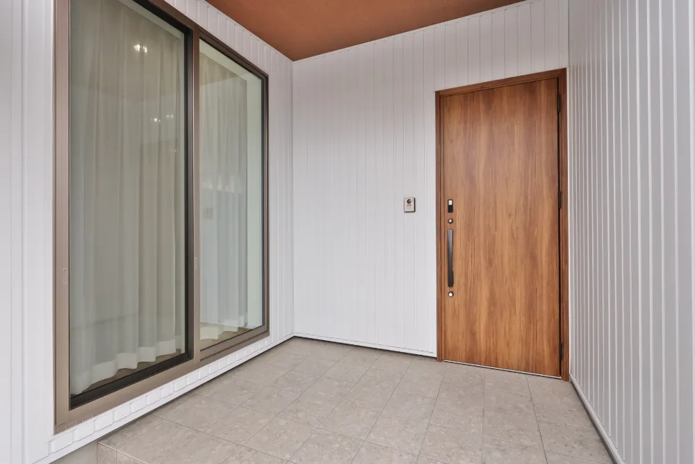 自転車が置ける広々とした玄関ポーチ。