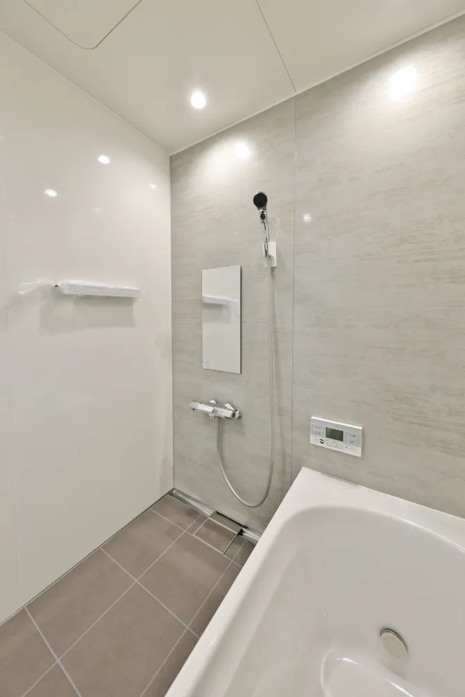 床材はタイル、壁面はホーローパネルのお風呂。弊社の標準仕様です。