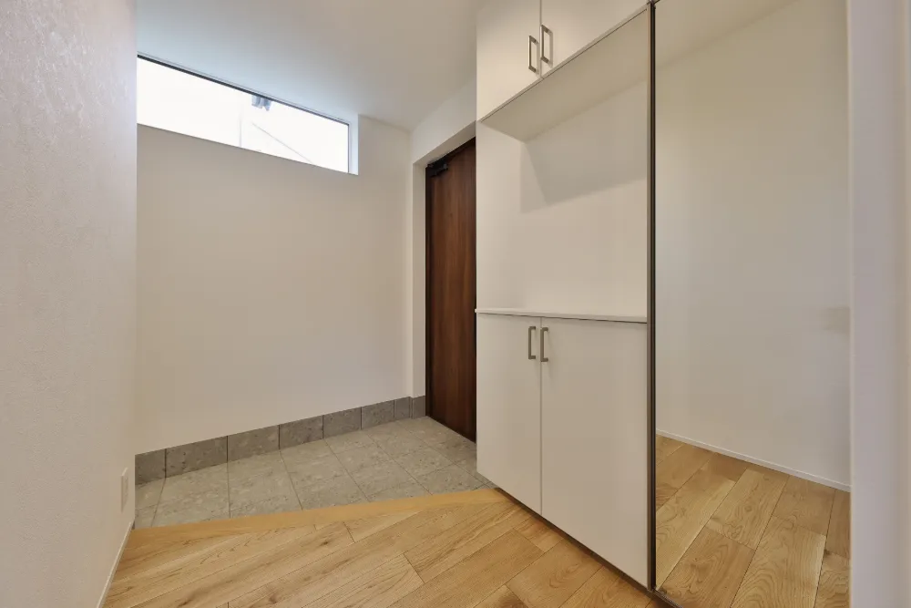 ミラー付き玄関収納で、お出かけ前の身だしなみチェックに便利です。