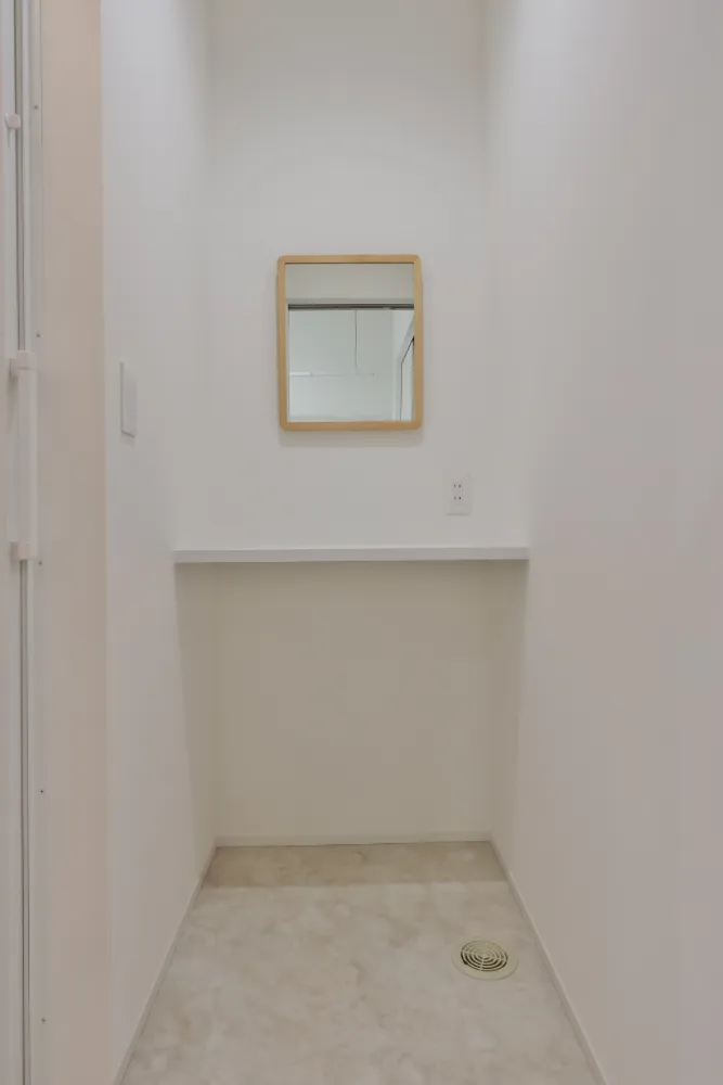 １畳ほどの脱衣スペース。こちらのスペースでドライヤーもかけられます。