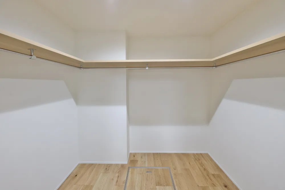 寝室に隣接した、大容量のファミリークローゼット。