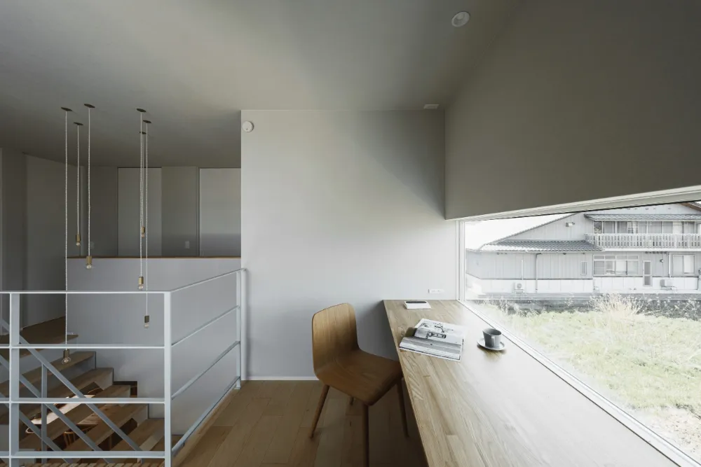 景色を「栞（しおり）」のように切り取る窓。