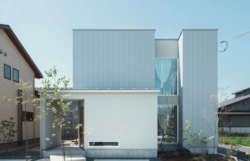 白壁が映えるシンプル外観