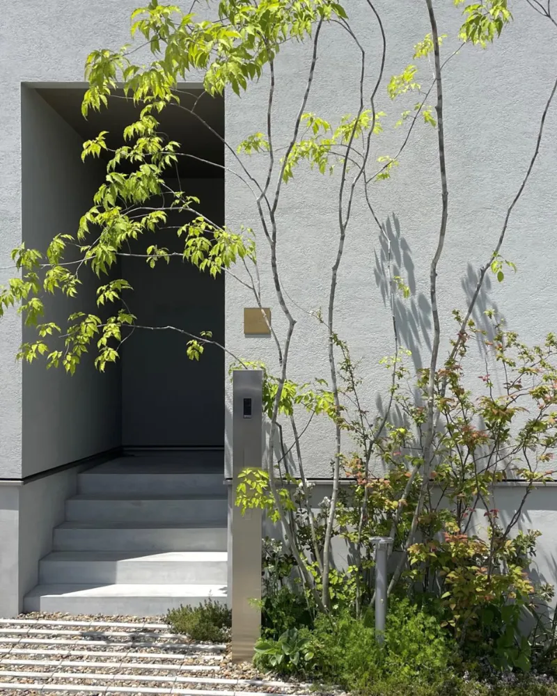 引き算で描く、街並みへの心地よい調和