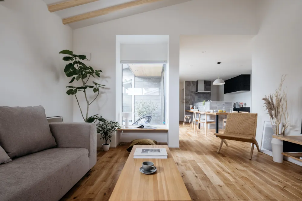 囲い庭のある緑と空がつながる家