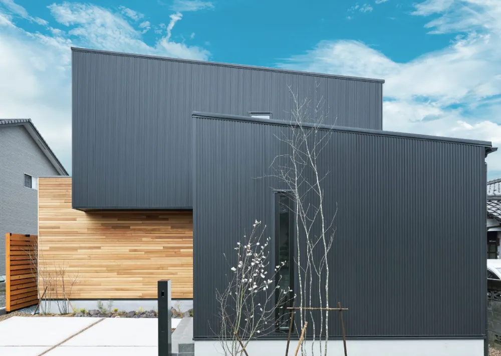 凛とした「黒」に、木の温もりが息づく