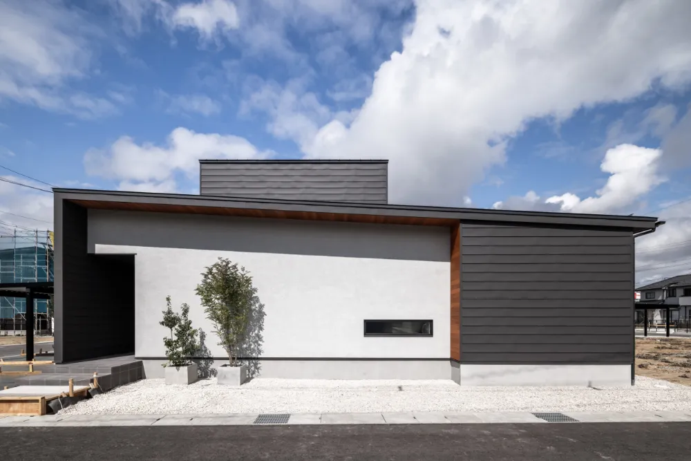 「白」と「黒」の対比が、風景を端正に整える