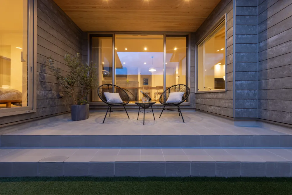 囲い庭のある緑と空がつながる家