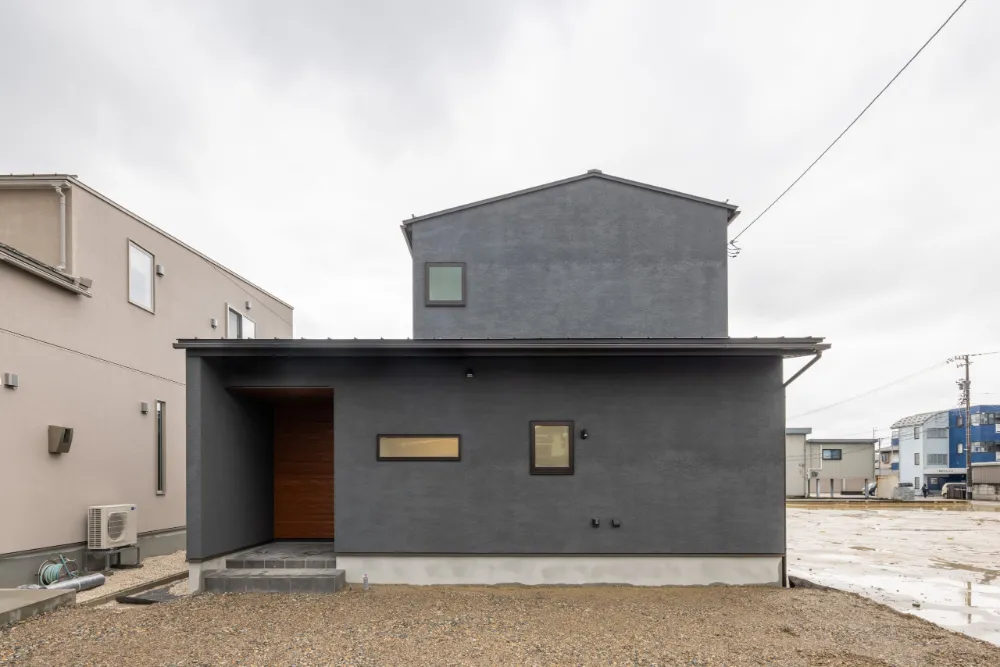 シックな色合いの外観