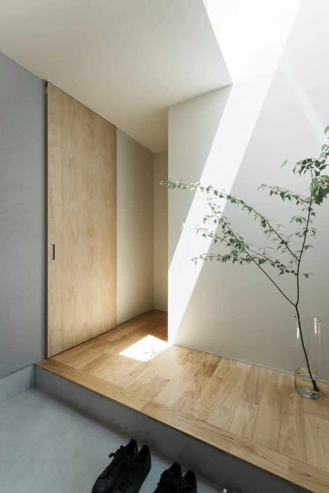 光の柱が、静寂をデザインする