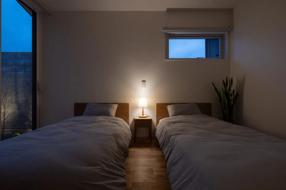 囲い庭のある緑と空がつながる家