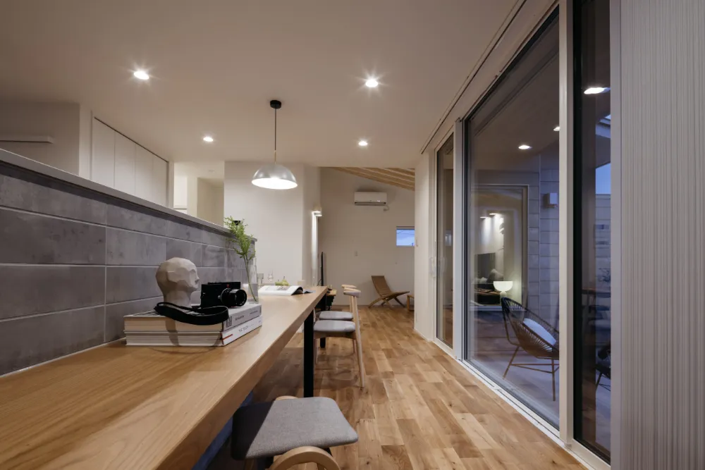 囲い庭のある緑と空がつながる家