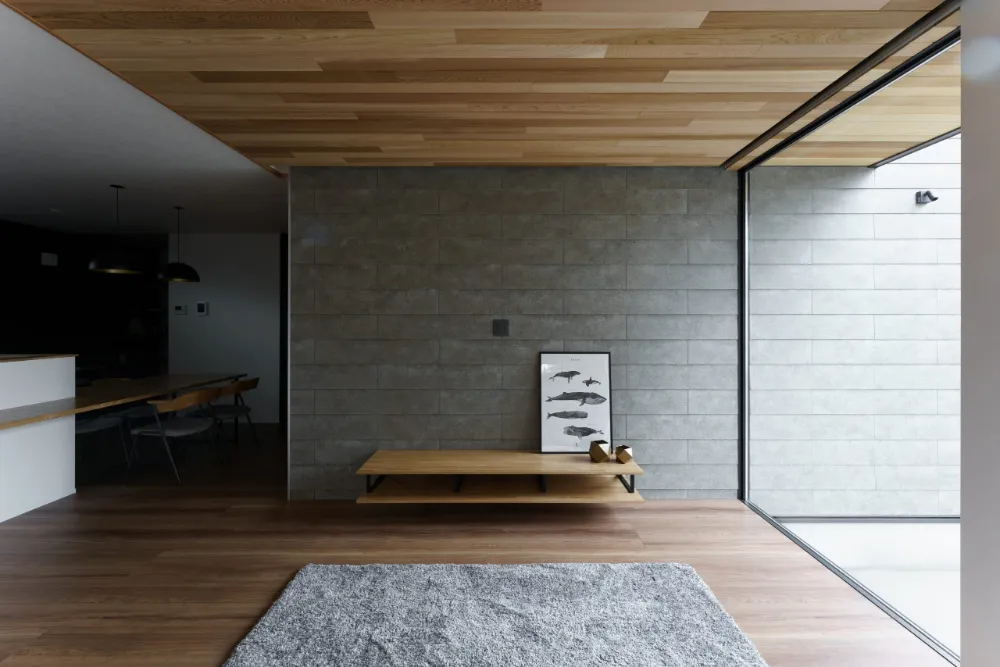 視線は窓を越え、空の下まで伸びていく