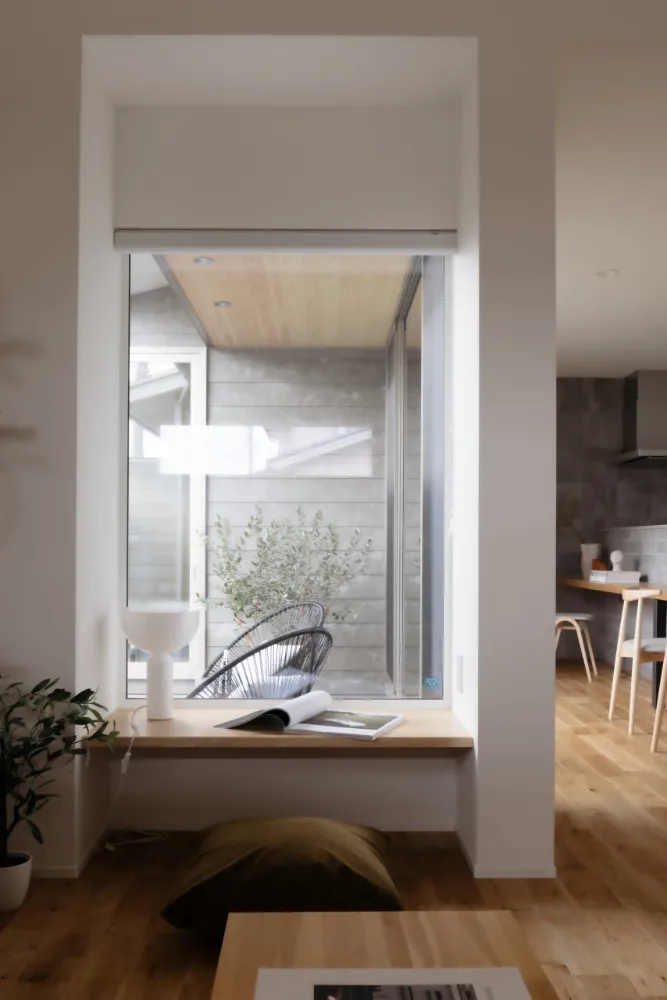 囲い庭のある緑と空がつながる家