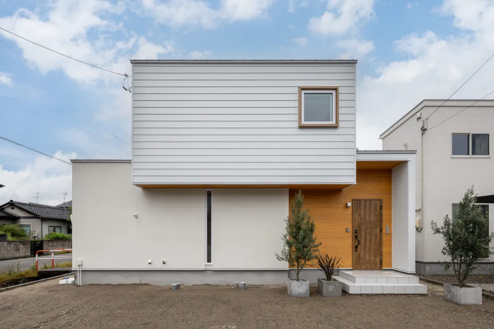 白の静寂に、木の温もりが灯る