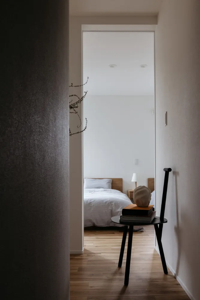 囲い庭のある緑と空がつながる家