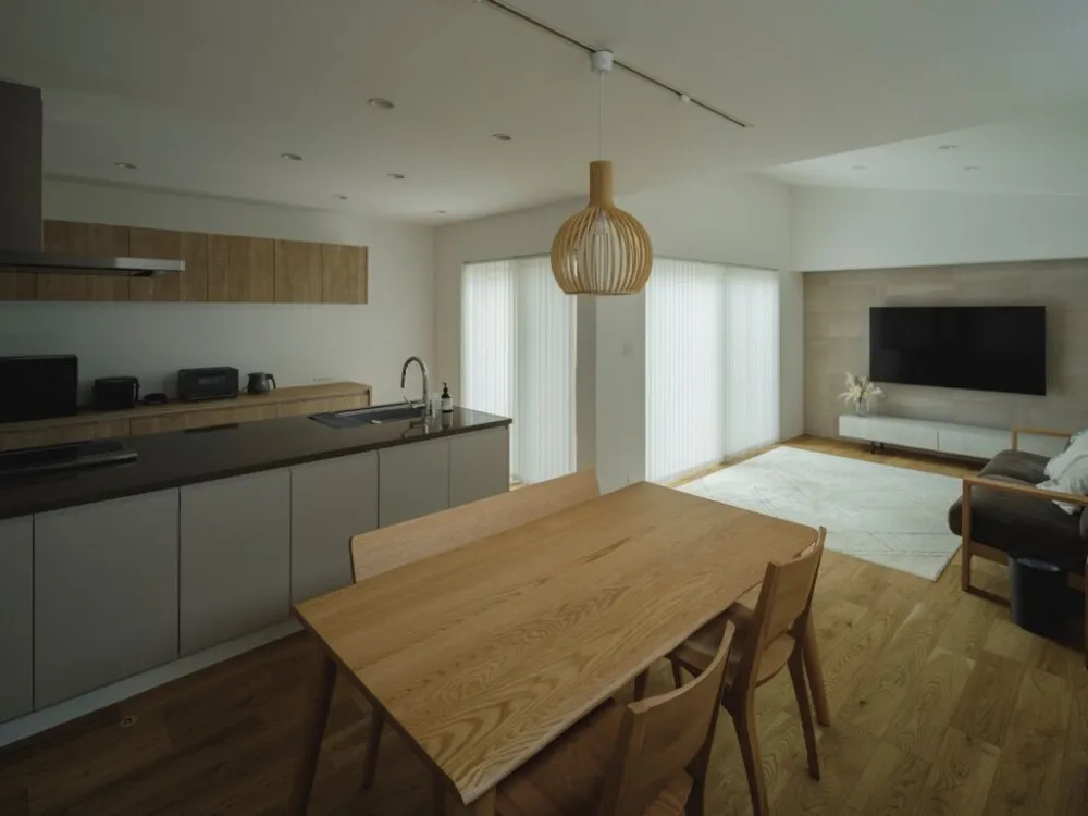 リビングは勾配天井と大きな掃き出し窓により内・外一体で開放的！回遊動線で家事もラクラク