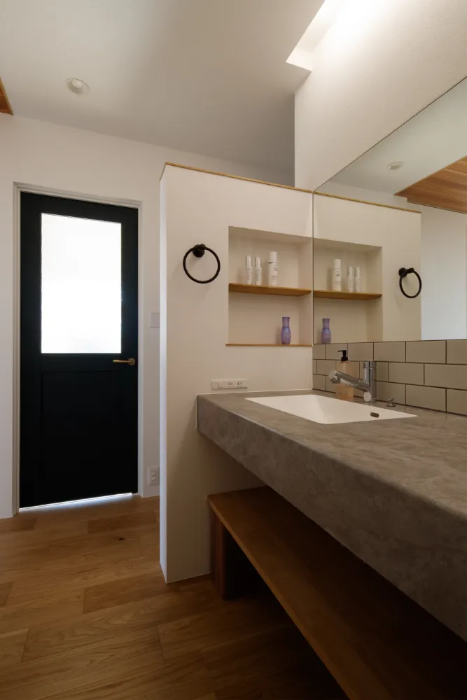 山並みを眺望する家