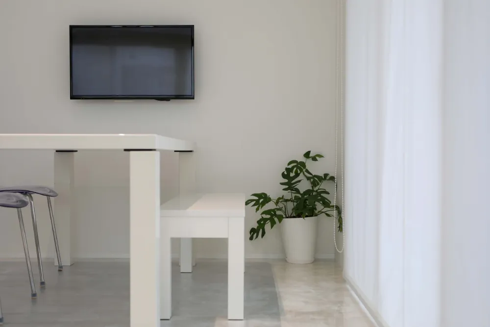 白を基調にホテルライクに仕上げたインナーガレージのある家