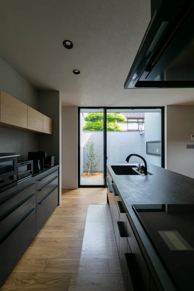 外からの視線を遮り、カーテンレスの明るいお家で寛ぐ。「光陰を楽しむ」吹抜×インナーテラス