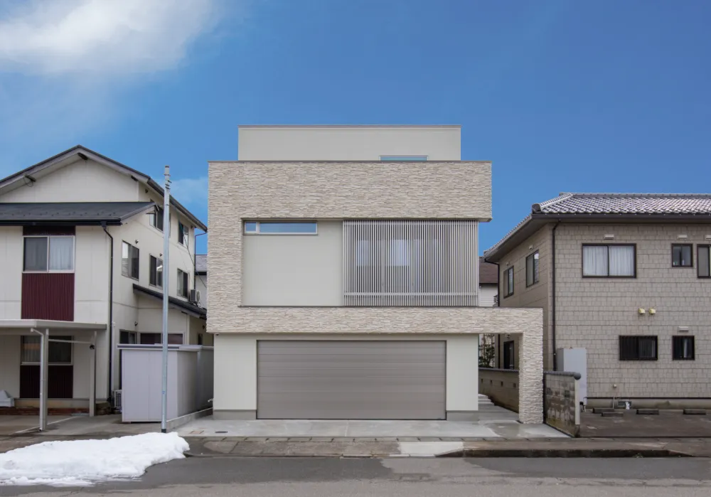 白を基調にホテルライクに仕上げたインナーガレージのある家