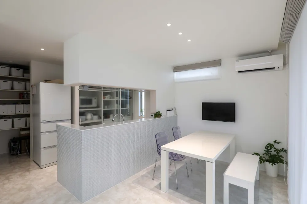 白を基調にホテルライクに仕上げたインナーガレージのある家