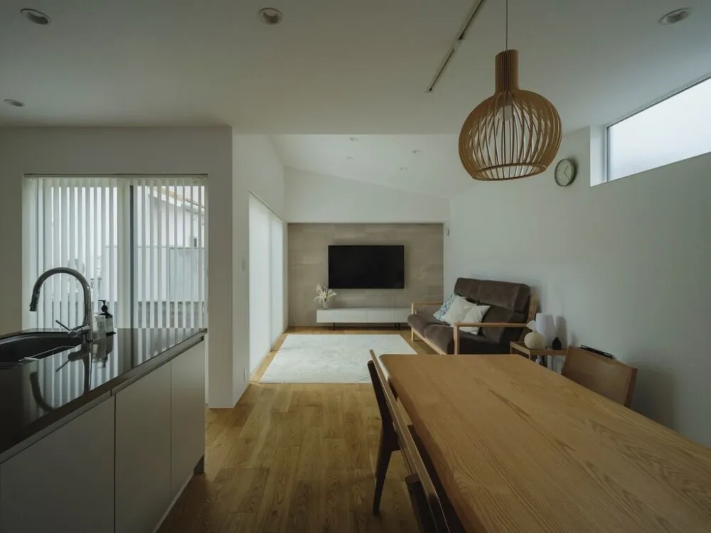 リビングは勾配天井と大きな掃き出し窓により内・外一体で開放的！回遊動線で家事もラクラク