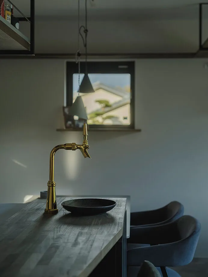 「お酒を嗜む」と「愛猫と快適生活」を平屋で叶える。キッチンカウンターにはビールサーバー