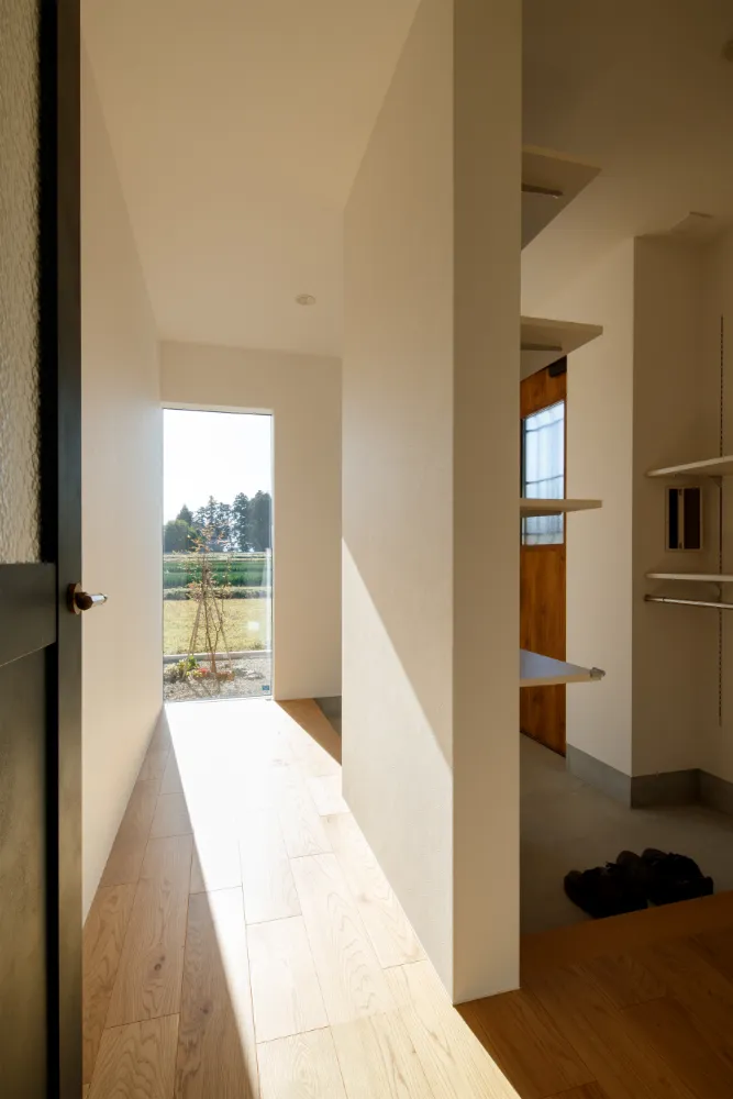 山並みを眺望する家