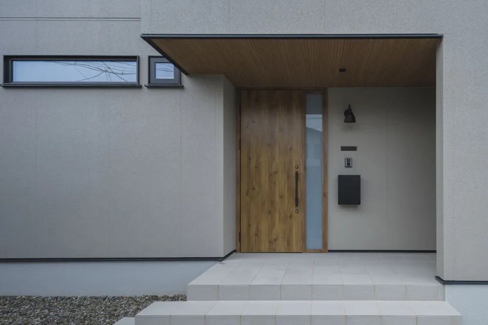 リビングは勾配天井と大きな掃き出し窓により内・外一体で開放的！回遊動線で家事もラクラク