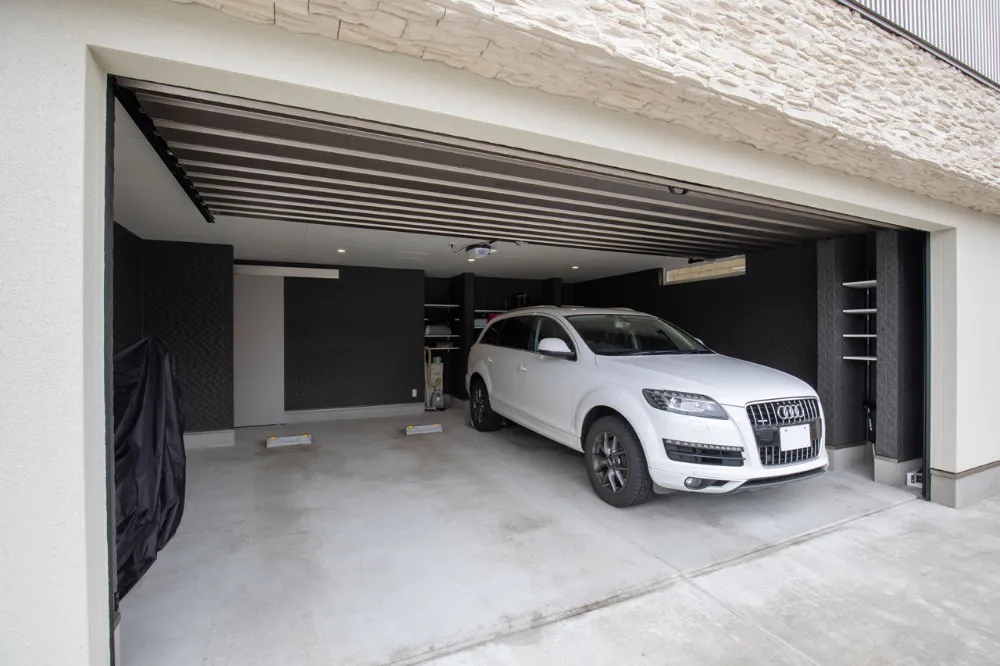 白を基調にホテルライクに仕上げたインナーガレージのある家