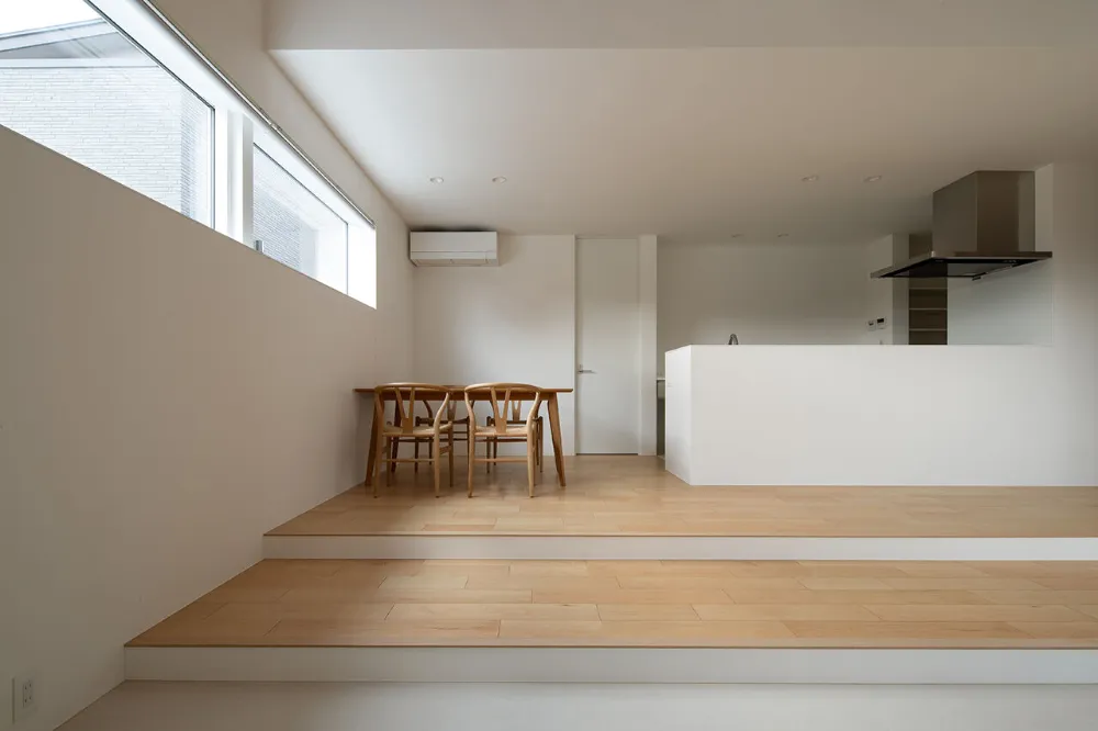 吹抜×サンクンリビングの家。プライバシーを保ちつつも、開放感ある空間設計