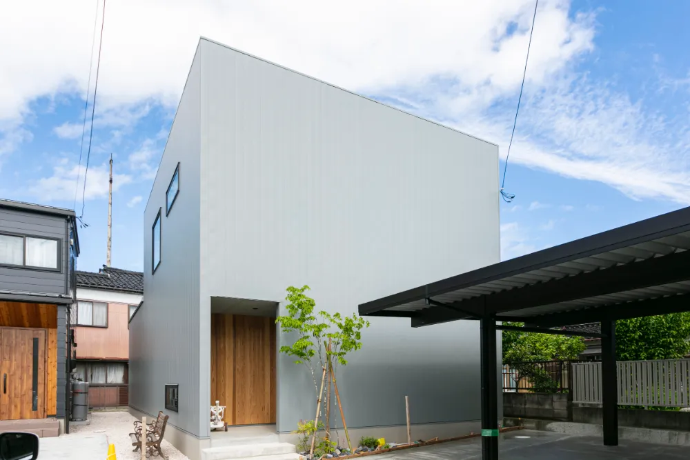 外からの視線を遮り、カーテンレスの明るいお家で寛ぐ。「光陰を楽しむ」吹抜×インナーテラス