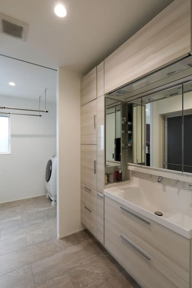 白を基調にホテルライクに仕上げたインナーガレージのある家