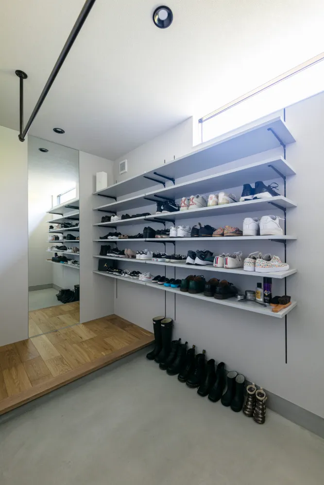 外からの視線を遮り、カーテンレスの明るいお家で寛ぐ。「光陰を楽しむ」吹抜×インナーテラス