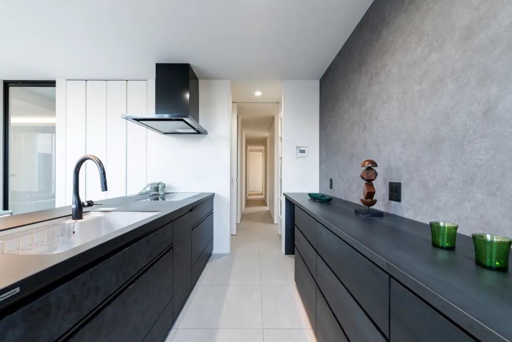 黒っぽくまとめたキッチン