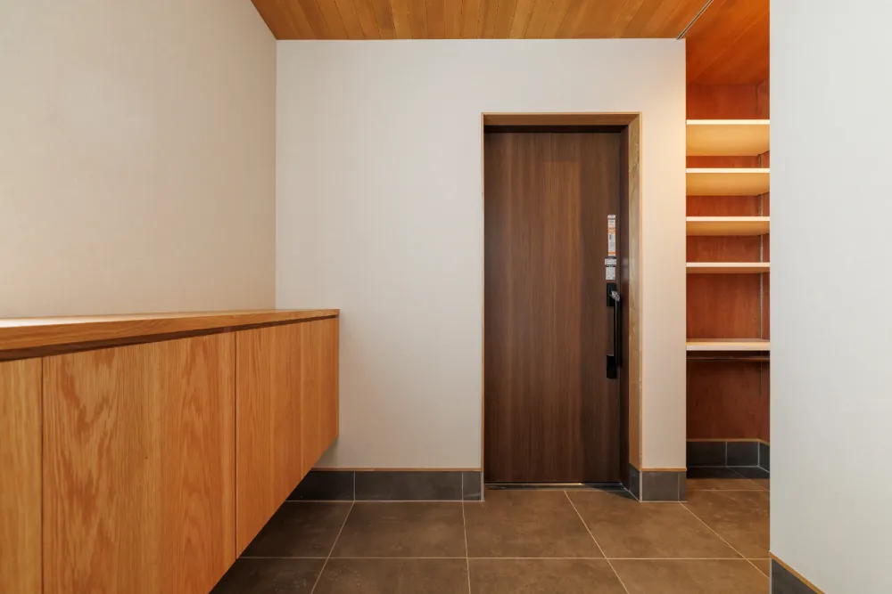 ホール側から見た玄関