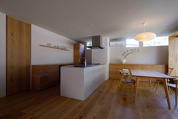 料亭のような前庭のある家